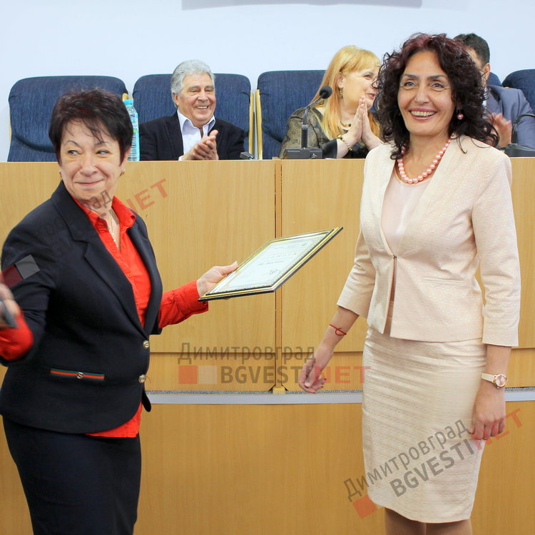 Илияна Славова директор на ПМГ „Иван Вазов“ и Христина Боева - началник на Регионалното управление на образованието в Хасково