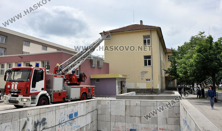 Пожарникари събориха подпухнала мазилка от училищна сграда в Хасково