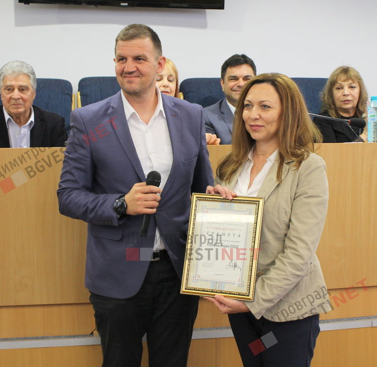  Областния управител Станислав Дечев и Радка Стойкова -  мениджър човешки ресурси в Язаки