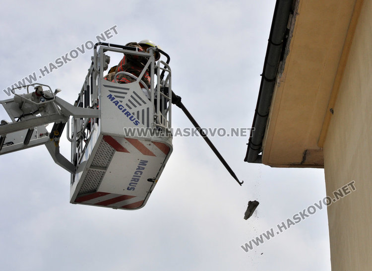 Пожарникари събориха подпухнала мазилка от училищна сграда в Хасково