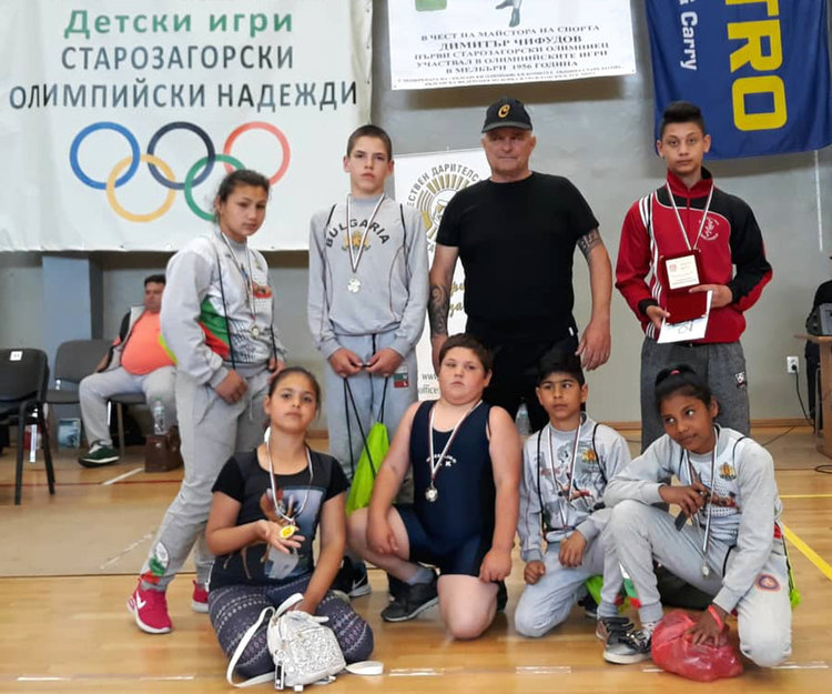 Легендата Александър Томов връчи 7 почетни медала на симеоновградските борци