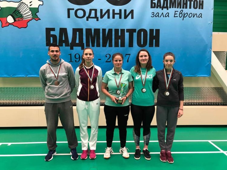 Треньорът Илиян Кръстев, Михаела Чепишева, Антония Налбантова, Весела Маринска и Цветина попиванова