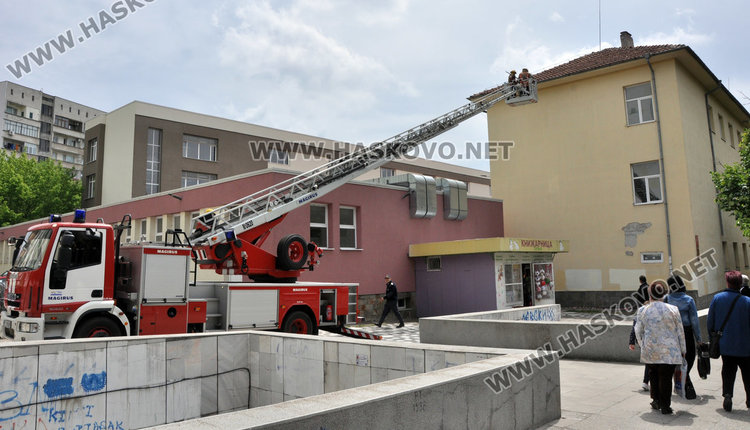 Пожарникари събориха подпухнала мазилка от училищна сграда в Хасково
