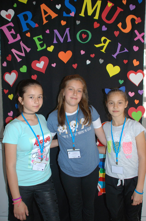 Деца от „Смирненски“ на международен поетичен фестивал в Анкара