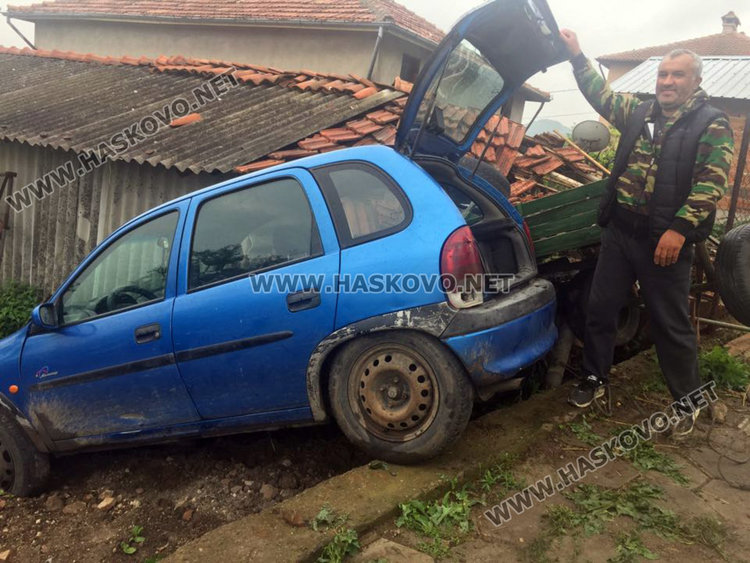 Пиян шофьор се заби в каруца и постройка