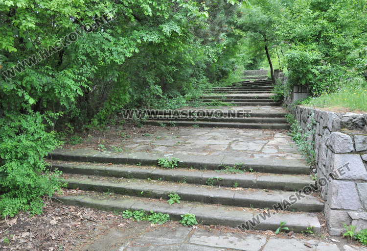 Кучешките площадки в Хасково във фекалии, достъпът проблемен