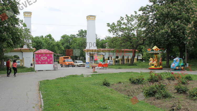 Входа на парк "Вапцаров" след премахването на сергиите