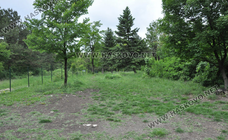 Кучешките площадки в Хасково във фекалии, достъпът проблемен