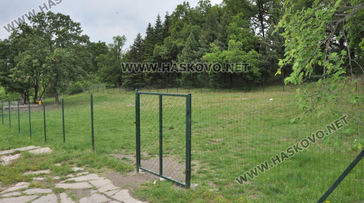 Кучешките площадки в Хасково във фекалии, достъпът проблемен