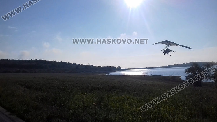 Стопани от Спахиево притеснени за пчелините заради фантомно пръскане от въздуха /видео/