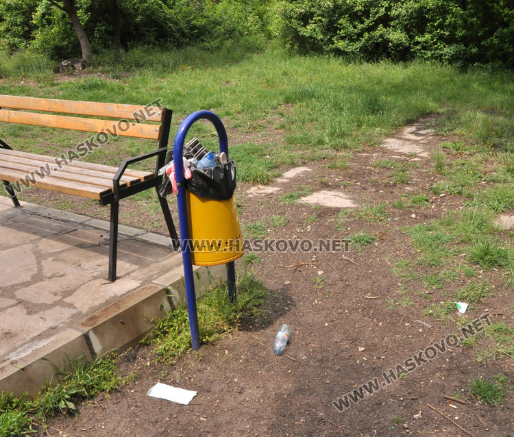 Кучешките площадки в Хасково във фекалии, достъпът проблемен