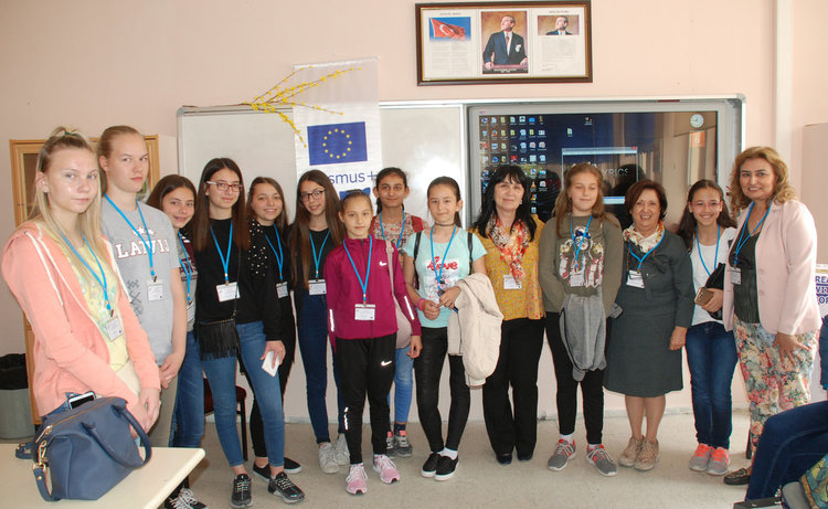 Деца от „Смирненски“ на международен поетичен фестивал в Анкара