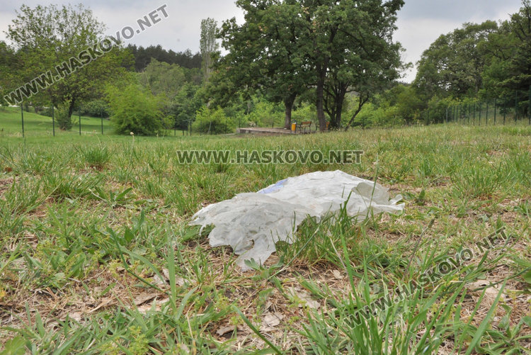 Кучешките площадки в Хасково във фекалии, достъпът проблемен