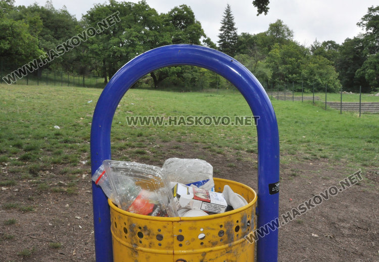 Кучешките площадки в Хасково във фекалии, достъпът проблемен