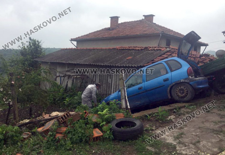 Пиян шофьор се заби в каруца и постройка