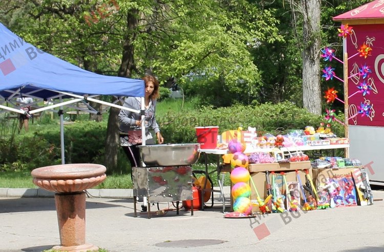 сергия на входа с играчки и захарен памук