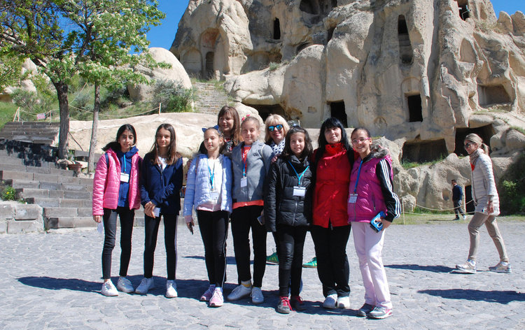 Деца от „Смирненски“ на международен поетичен фестивал в Анкара