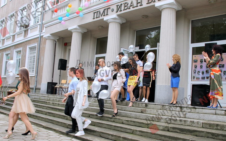  Вазовци изпратиха своите абитуриенти с цветове и звуци