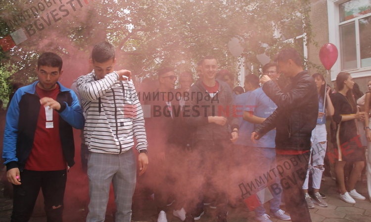  Вазовци изпратиха своите абитуриенти с цветове и звуци