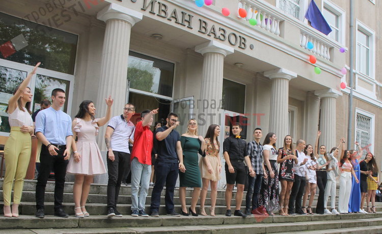  Вазовци изпратиха своите абитуриенти с цветове и звуци