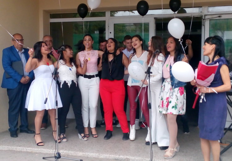  Абитуриентите на СУ "Васил Левски" се сбогуваха с училището 