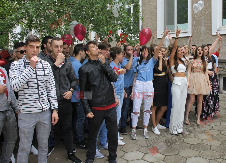  Вазовци изпратиха своите абитуриенти с цветове и звуци