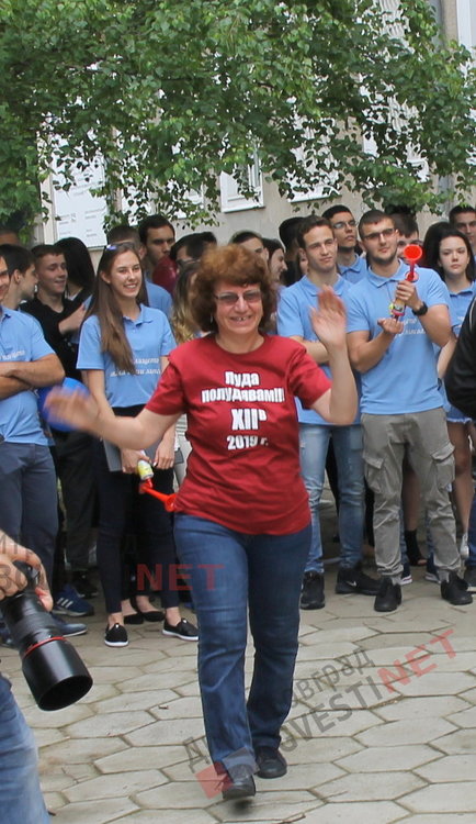  Вазовци изпратиха своите абитуриенти с цветове и звуци