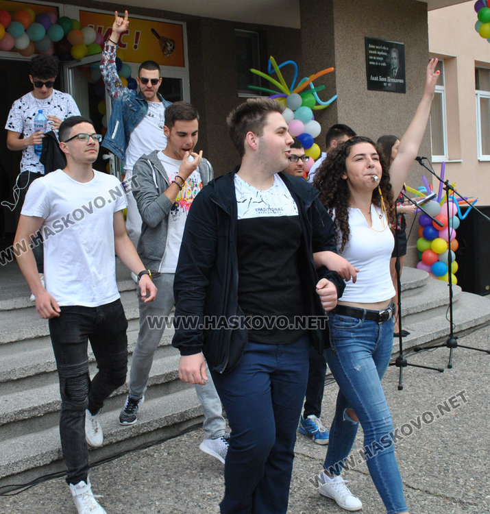 Випуск 2019-та на ПМГ си тръгва от училище с благотворителна кауза