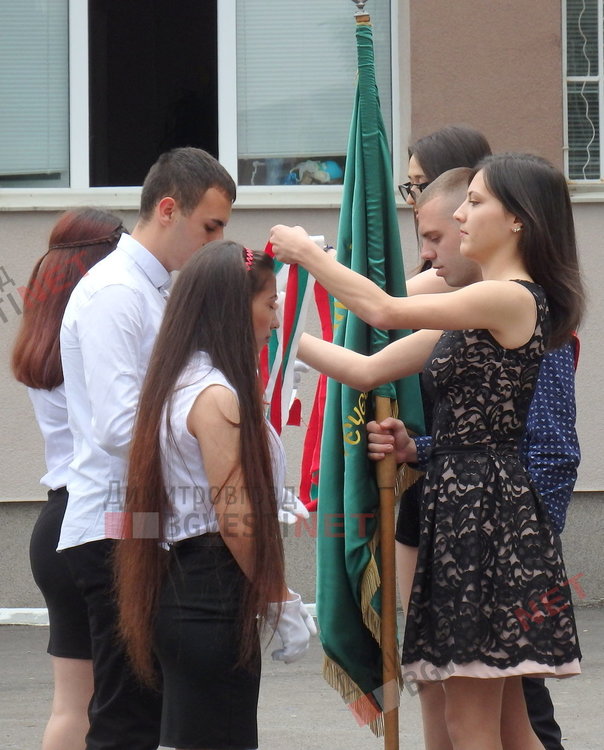 По вода и цветни облаци изпратиха своите абитуриенти от СУ "Любен Каравелов"