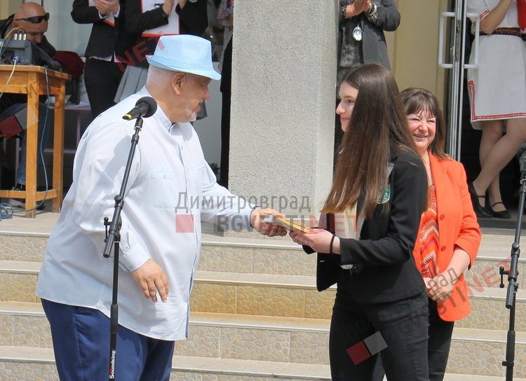 54 зрелостници изпрати Езиковата гимназия в Димитровград 