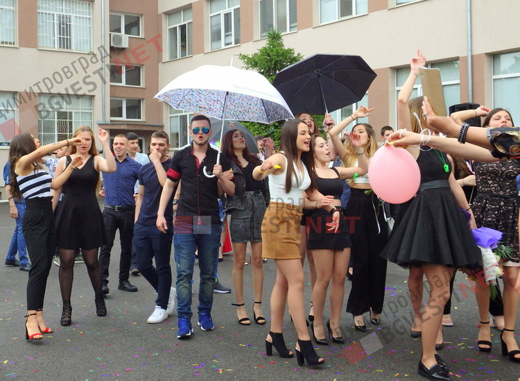 По вода и цветни облаци изпратиха своите абитуриенти от СУ "Любен Каравелов"