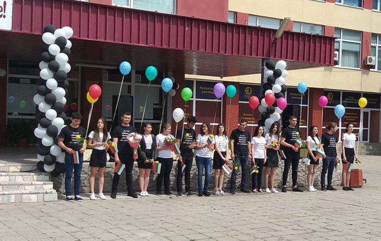 Разноцветни балони полетяха в небето над СУ „Проф. Д-р Асен Златаров“