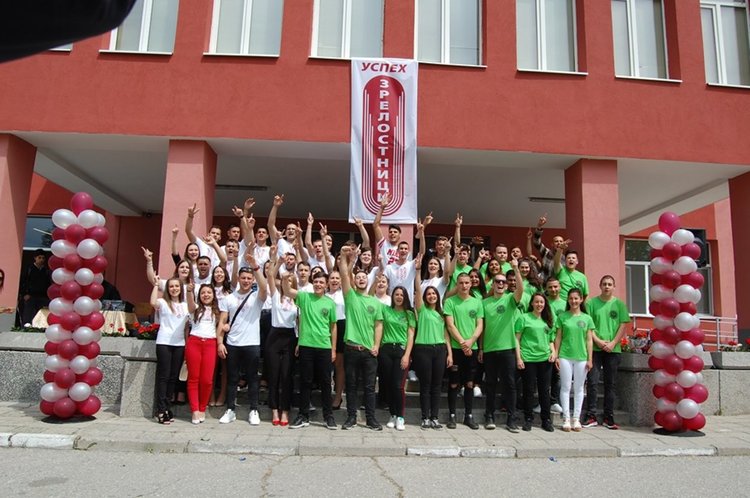 Абитуриентите от ПГСС събраха спомените си в кутия