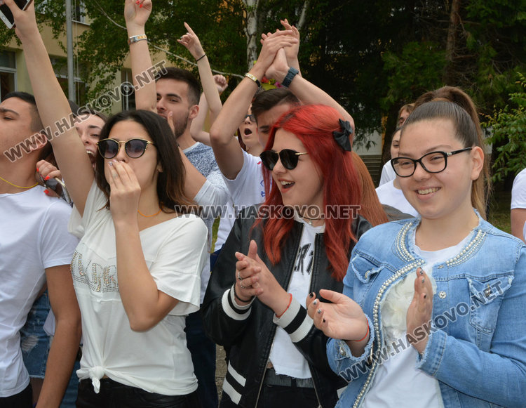 Випуск 2019 на Езиковата: Където и да пътувате, връщайте се тук, защото промяната започва от нас!