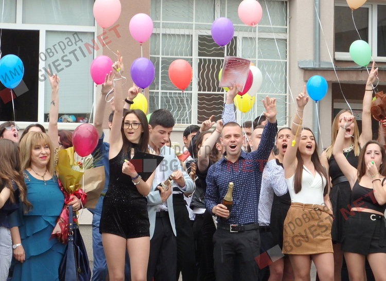 По вода и цветни облаци изпратиха своите абитуриенти от СУ "Любен Каравелов"