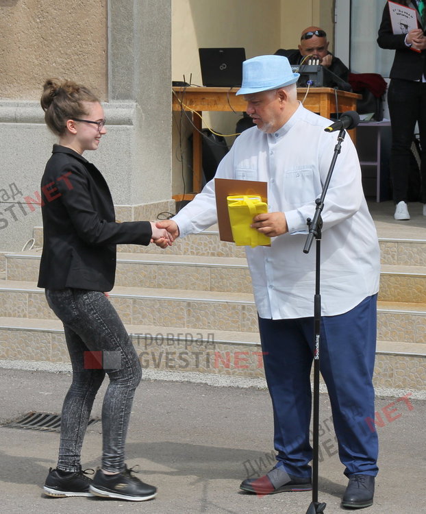 54 зрелостници изпрати Езиковата гимназия в Димитровград 