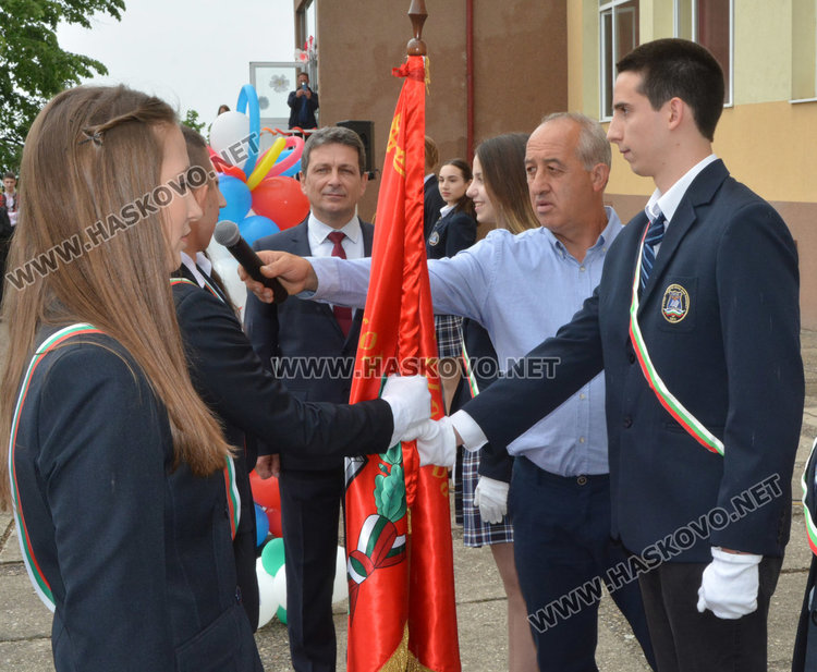 Випуск 2019 на Езиковата: Където и да пътувате, връщайте се тук, защото промяната започва от нас!