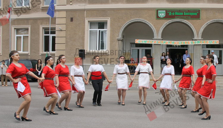 54 зрелостници изпрати Езиковата гимназия в Димитровград 