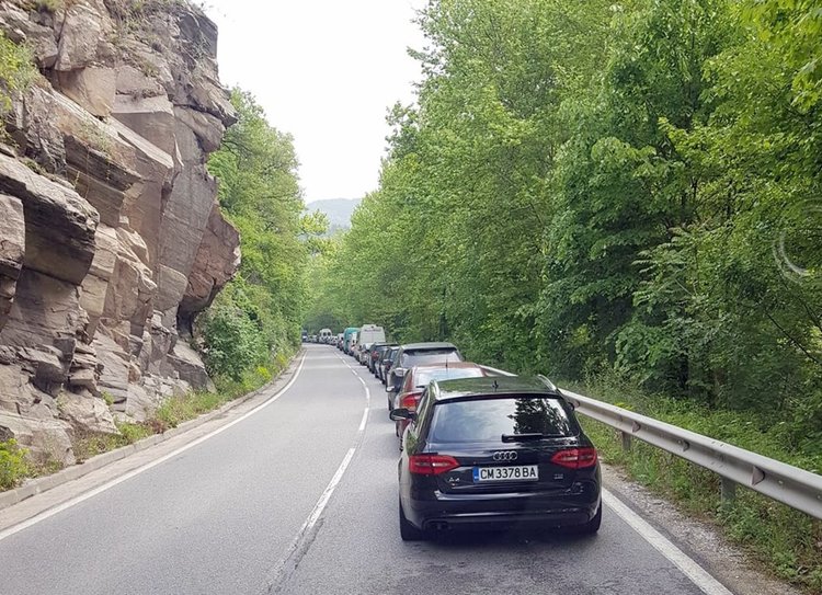 Километрични задръствания и чакане по пътя Асеновград-Смолян