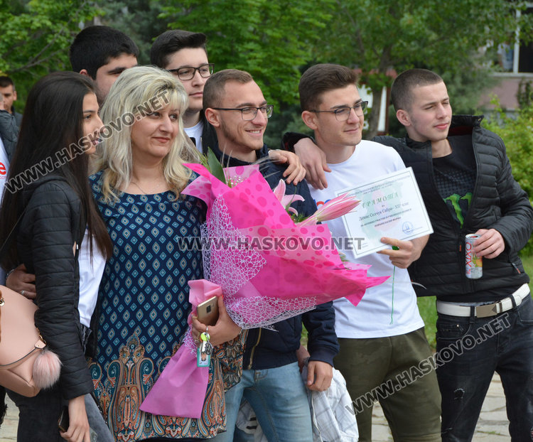 В Царската гимназия връчиха две награди „Достоен Асеновец“