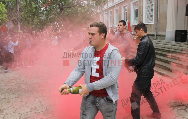  Вазовци изпратиха своите абитуриенти с цветове и звуци