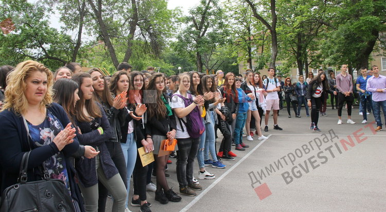 54 зрелостници изпрати Езиковата гимназия в Димитровград 