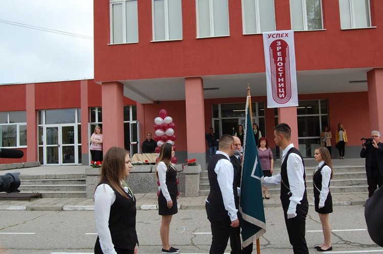 Абитуриентите от ПГСС събраха спомените си в кутия