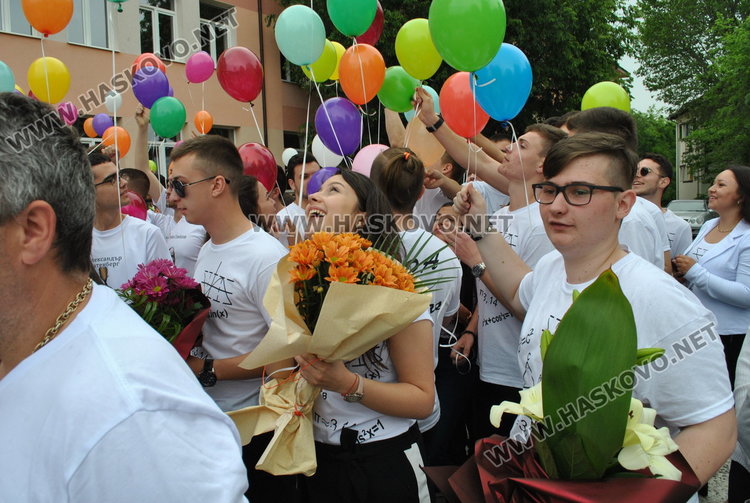 Випуск 2019-та на ПМГ си тръгва от училище с благотворителна кауза