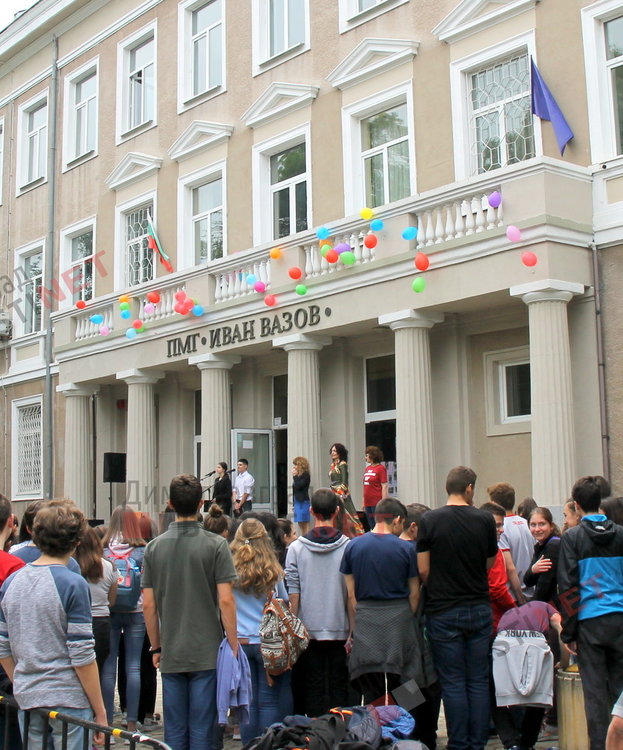  Вазовци изпратиха своите абитуриенти с цветове и звуци