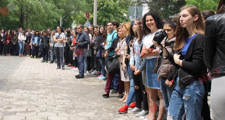  Вазовци изпратиха своите абитуриенти с цветове и звуци
