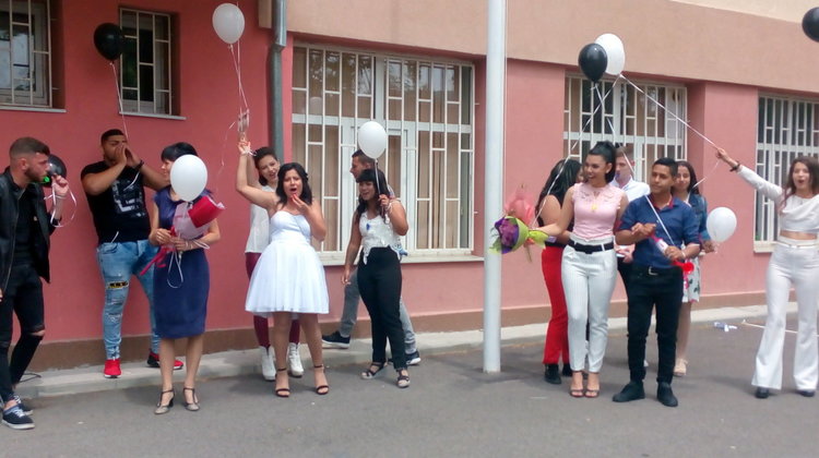  Абитуриентите на СУ "Васил Левски" се сбогуваха с училището 