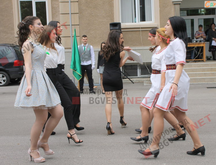 54 зрелостници изпрати Езиковата гимназия в Димитровград 