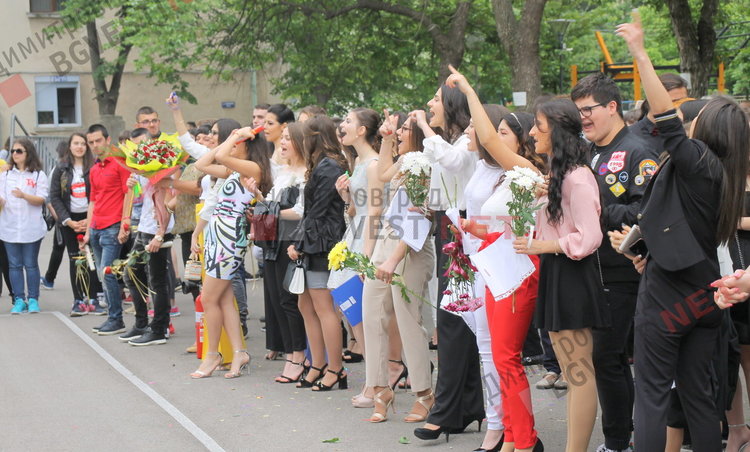 54 зрелостници изпрати Езиковата гимназия в Димитровград 