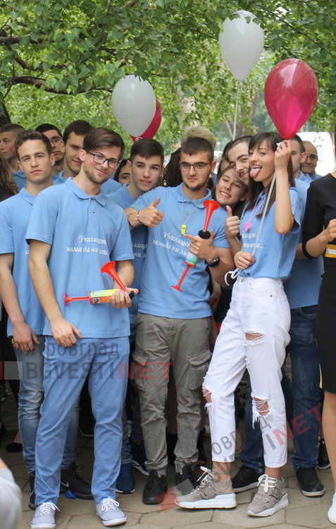  Вазовци изпратиха своите абитуриенти с цветове и звуци